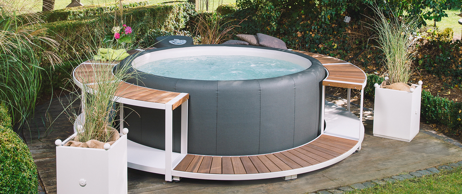 Softub Whirlpool mit Umrandung Stausee