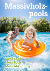 Vater mit Kind im Massivholzpool mit Schwimmring