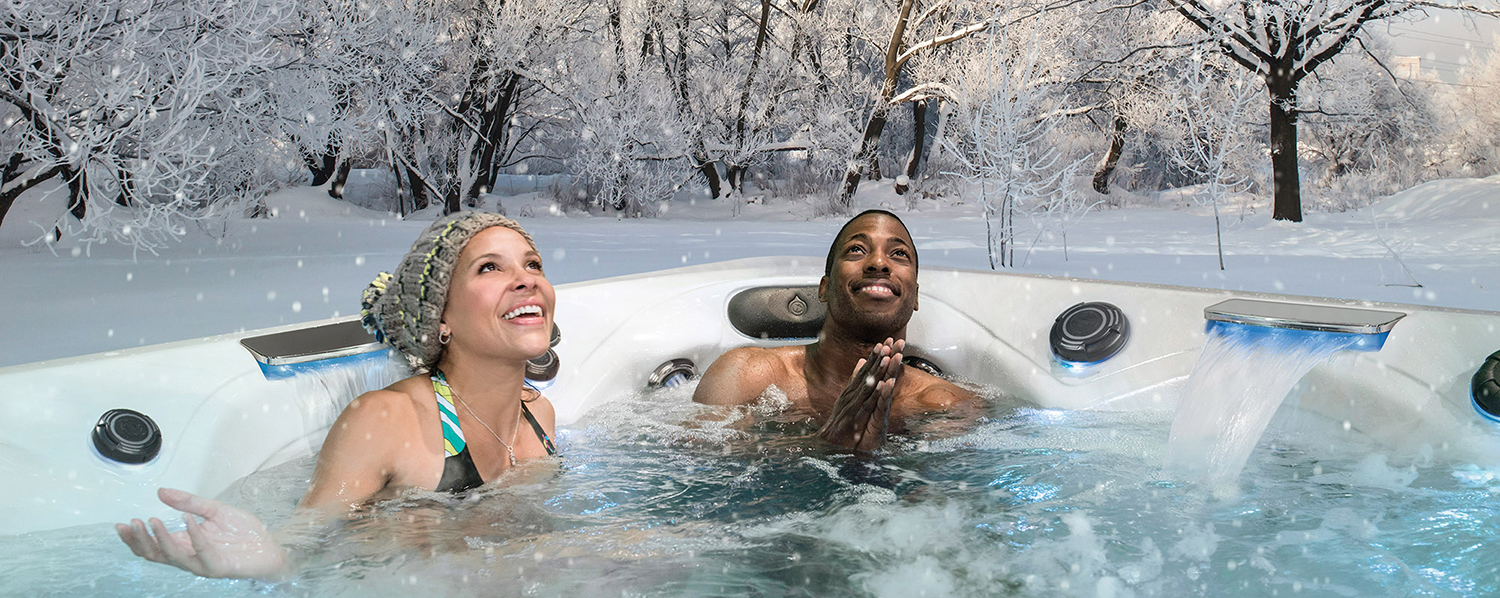 Paar im Whirlpool im Winter